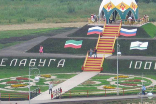 Алабугада Тукай һәйкәле әле дә бөркәү астында
