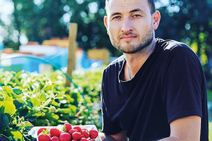 «Бер төп бакча җиләгеннән бер килограмм уңыш алам»