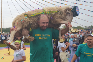 Машина тагын Хуҗа Насретдинга эләкте!